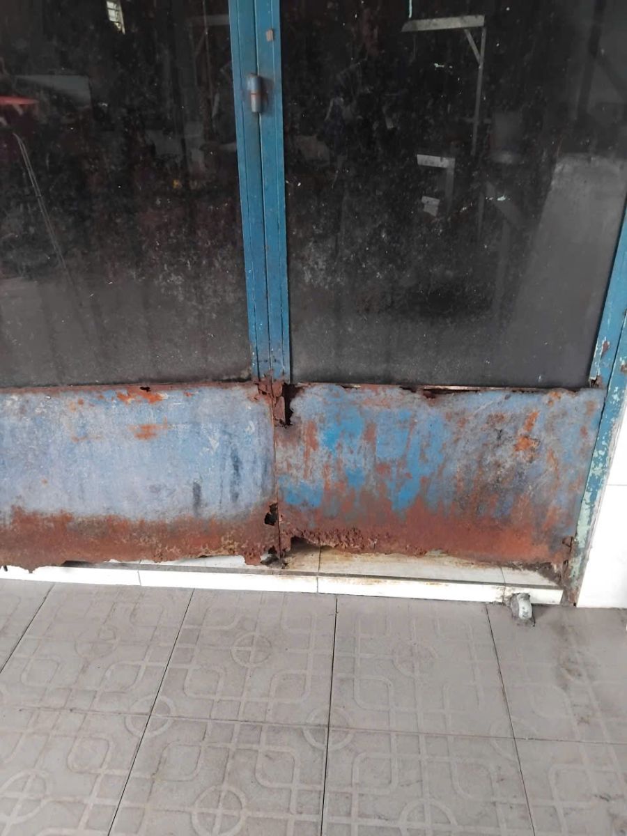 cửa sắt bị rỉ séc 