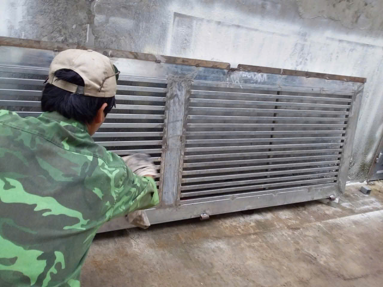 thợ đang cửa cửa