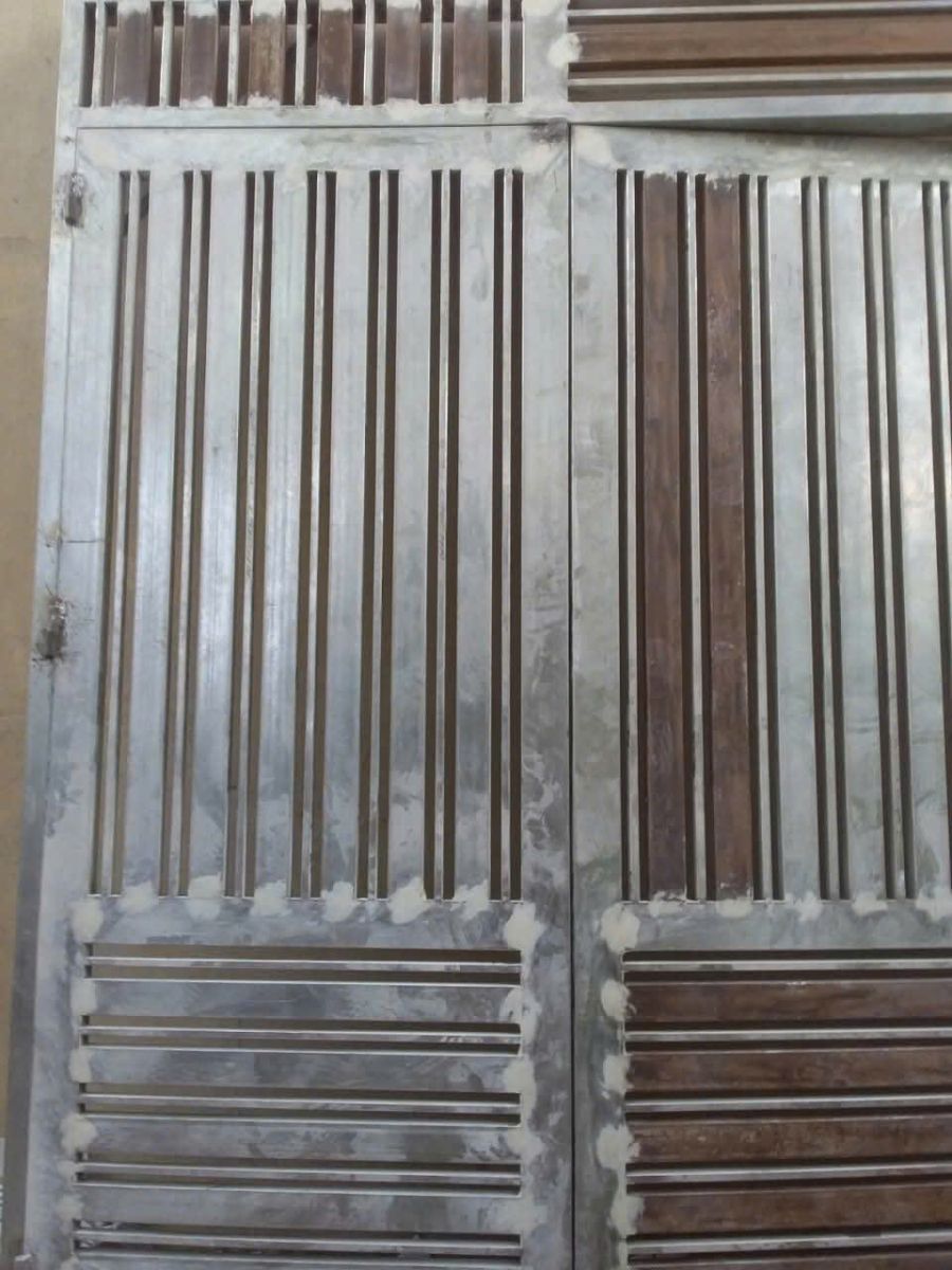 sửa cửa gần hoàn tất