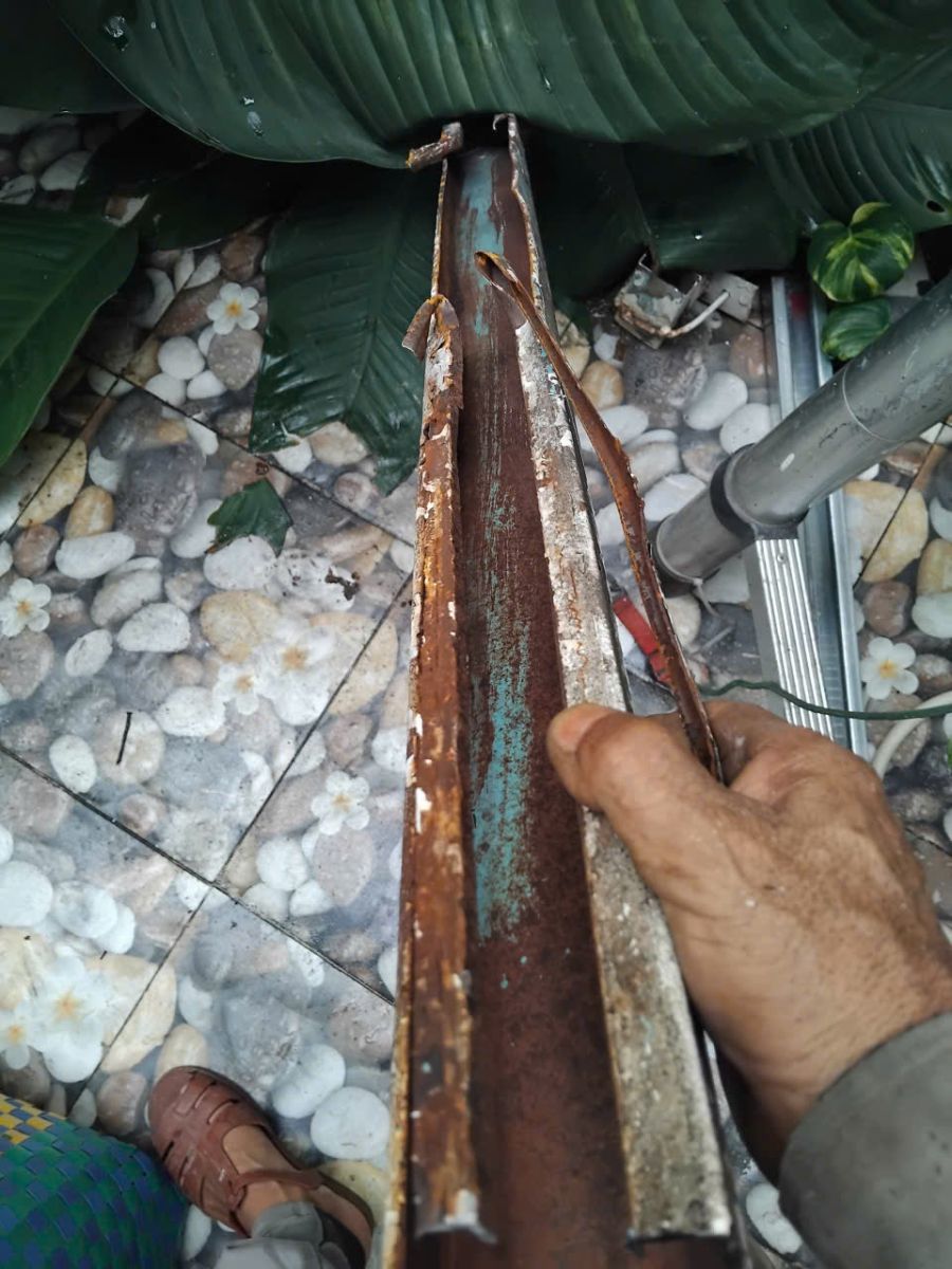 sửa máng cửa sắt kéo