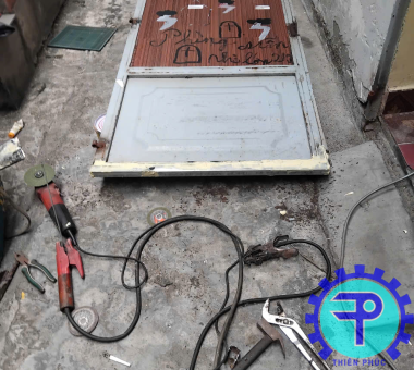 sửa cửa sắt tại nhà giá rẻ nhanh chóng