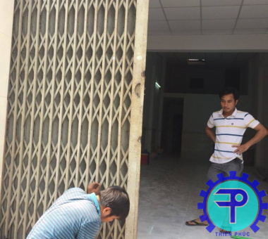 sửa cửa sắt tại nhà