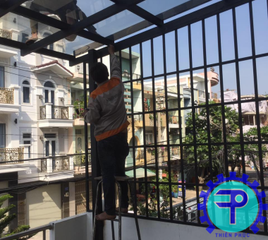 sưa cửa sắt tại nhà